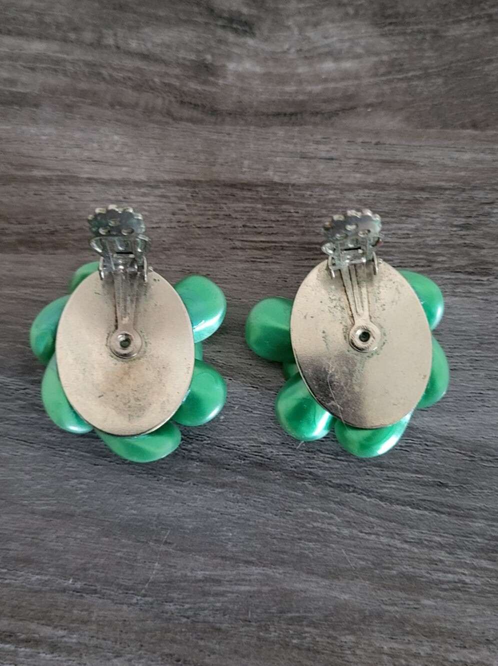 Vintage Green Floral Clip-On Earrings Mid Century Costume Jewelry - Picture 3 of 9
